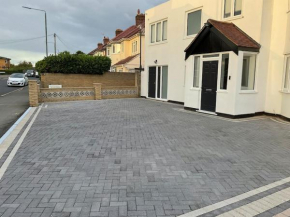Beautiful Share 7 Rooms of Double Bedroom House All With Private Bathroom And Toilets